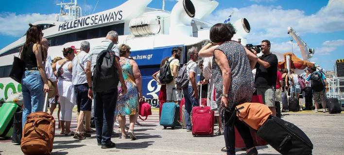 Βούλιαξε το λιμάνι του Πειραιά -Ξεκίνησε η πρώτη μεγάλη καλοκαιρινή φυγή (Εικόνες)